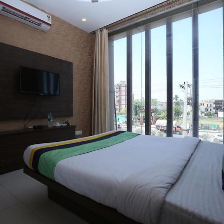 Zirakpur Hotel Pearl Grand & Banquet מראה חיצוני תמונה