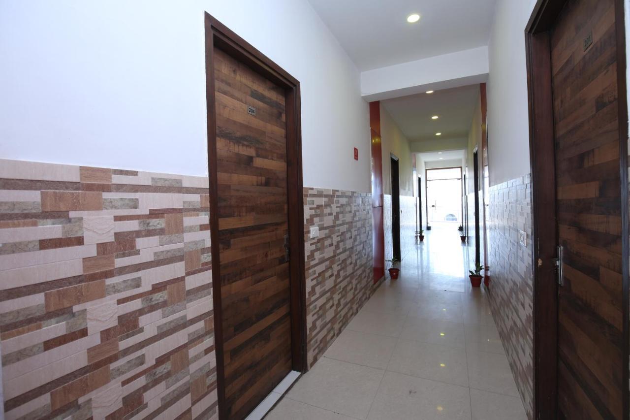 Zirakpur Hotel Pearl Grand & Banquet מראה חיצוני תמונה