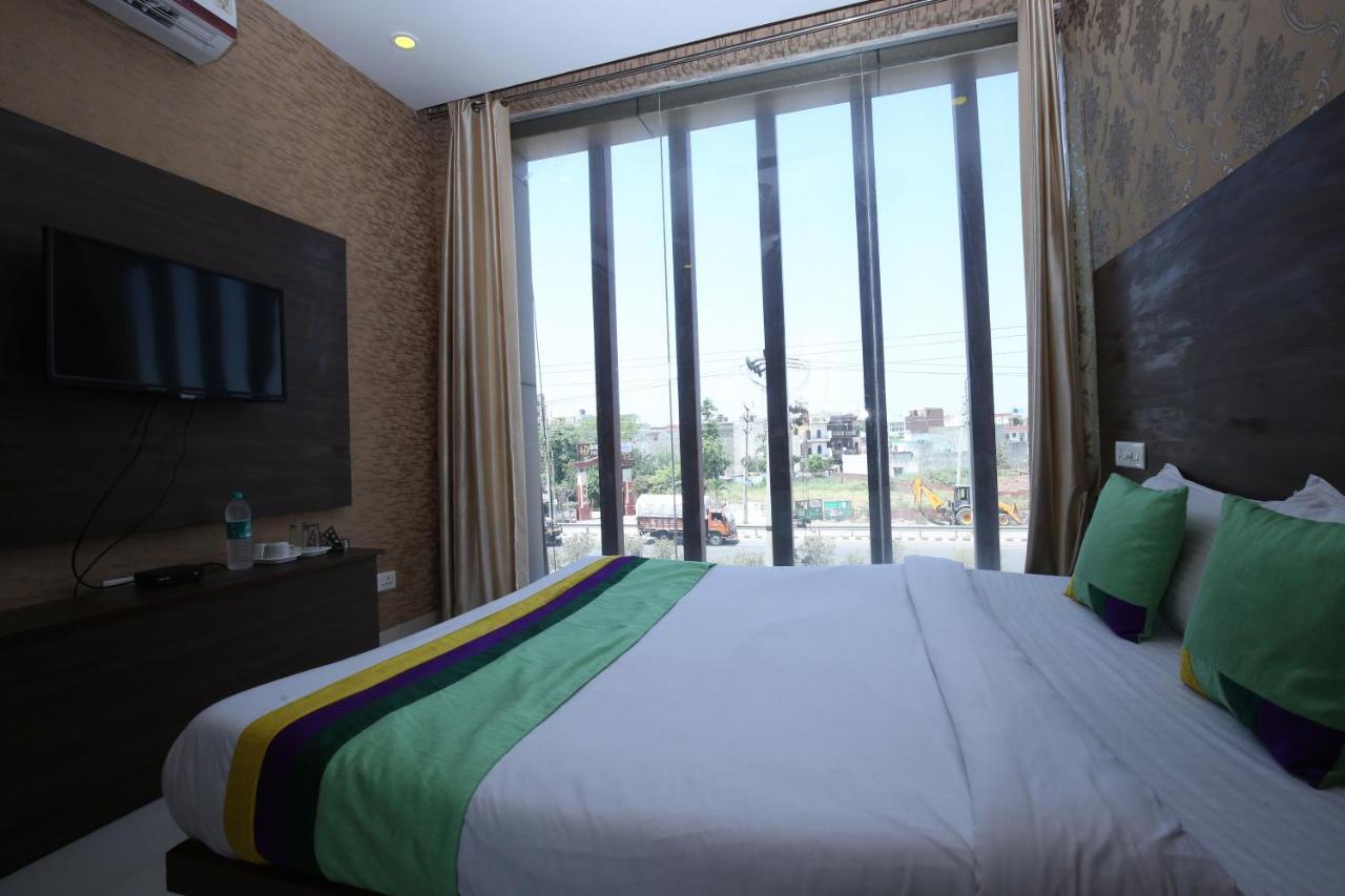 Zirakpur Hotel Pearl Grand & Banquet מראה חיצוני תמונה