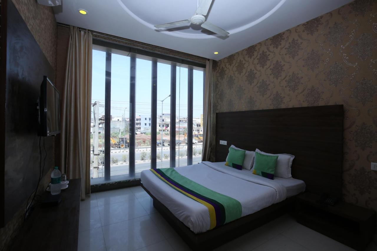 Zirakpur Hotel Pearl Grand & Banquet מראה חיצוני תמונה